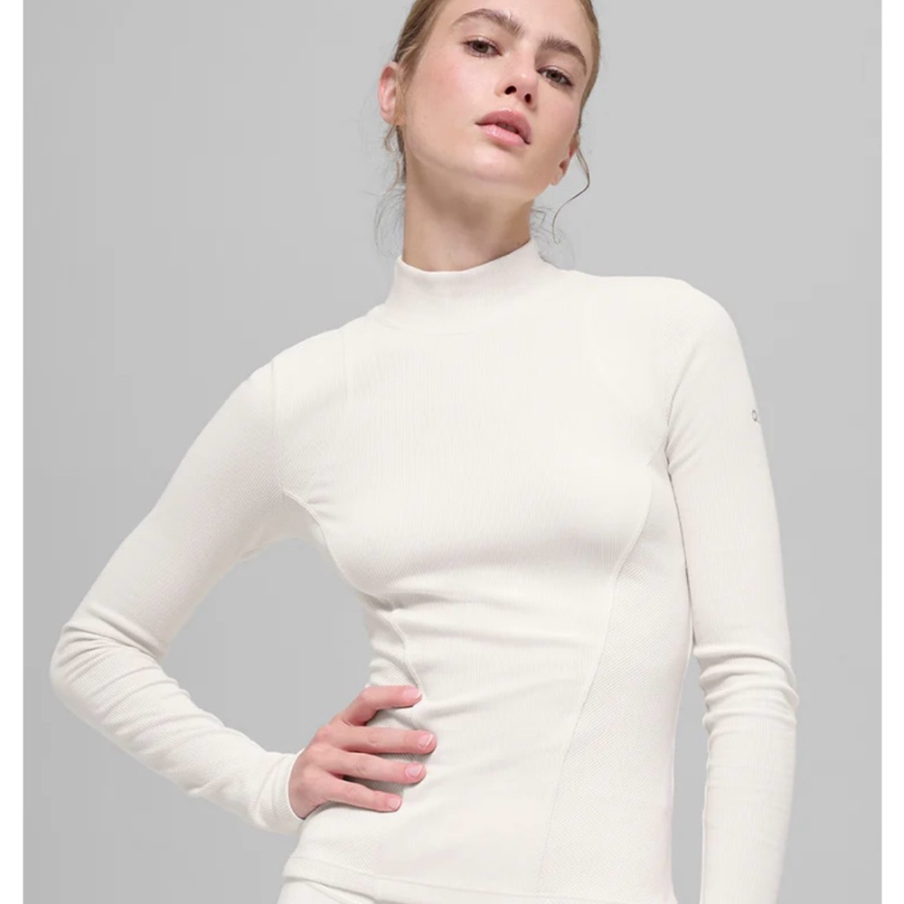 ALO Yoga Cream Long Sleeve Tee Size Small NWOT